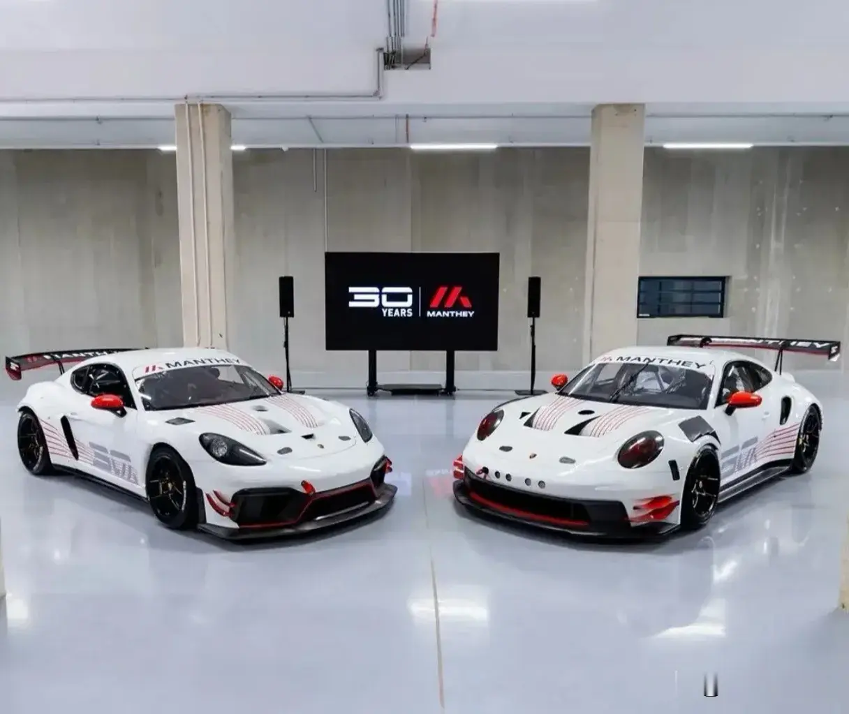 为庆祝Manthey Racing成立30周年，保时捷正式发布两款MR 30周年特别版赛车：911 GT3 Cup MR 30与718 Cayman GT4 RS Clubsport MR 30，两款车型各限量生产15台，将在霍根海姆DTM总决赛完成全球首秀。
911 GT3 Cup MR 30基于
