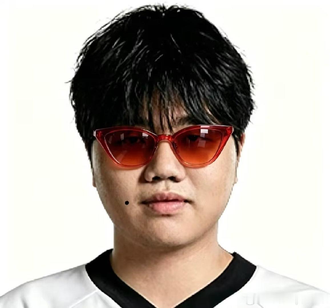 他是他本人，他叫jiaqi，而不是像谁，我觉得他可以做伟大的自己，而不是相似的他人，你觉得呢？[思考]

#iG胜利结算上线##iG胜利聚餐# ​
