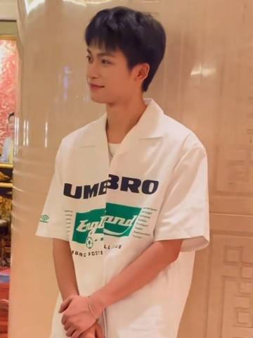 说完自己确实是i人后长吸一口气然后用背哐哐撞柱子好萌好搞笑🙂 （由于...