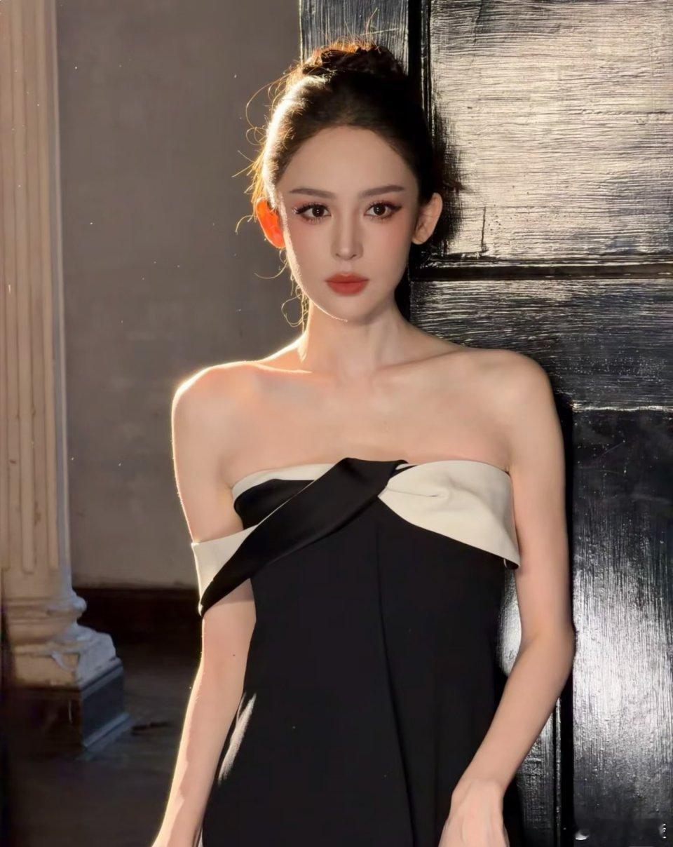 大家总爱调侃，美女就该美而不自知。
 
杨迪随口一问：那你知吗？
娜扎大大方方回：我知啊。
 
拥有这般出众的样貌，很难感受不到自己的美。
 
回想当年和张翰官宣恋爱，
只是一段寻常感情，却让她卷入巨大舆论风波。
一举一动都被放大审视，那段日子过得格外紧绷。
 
两人和平分手之后，
张翰那条官宣 ​