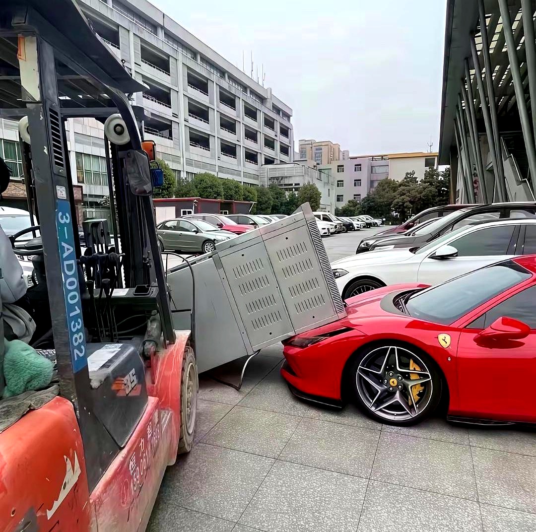 高空坠物砸中路边车辆，肇事方拍视频暗自庆幸，直呼万幸没砸到旁边的奔驰，以为眼前这辆没见过的车标赔不了几个钱，评论区直接看呆了
 

最怕的就是无知带来的盲目侥幸。旁边那台普通奔驰撑死几十万，而这辆看似没名气的“怪车”，大概率是百万级起步的冷门豪车甚至超跑。这一砸下去，哪怕只是机盖凹陷和原厂车漆，光是