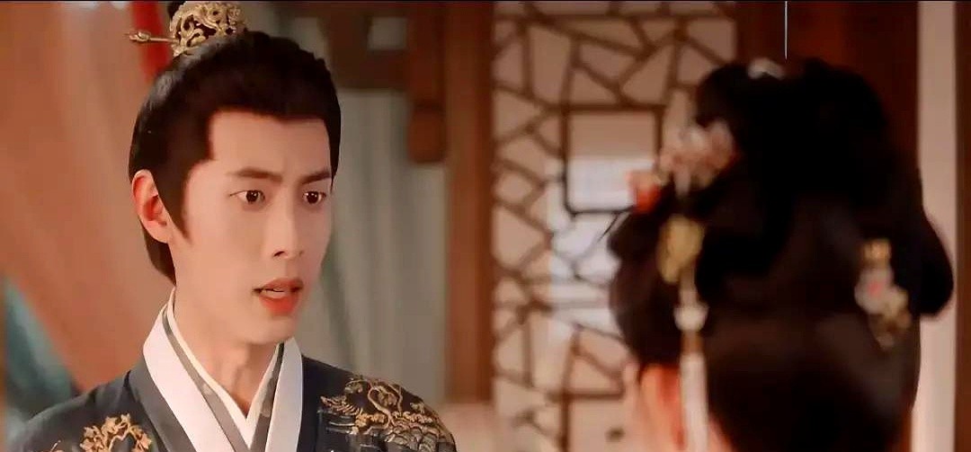 丁禹兮演的赵凌刚传出假死消息，俞家大少奶奶连夜就跑了！

这位底层出身的狠人，嗅觉简直可怕。

一听俞家参与过截杀，她立马拉着丫鬟把满盒首饰全换成银票。大笔家当直接缝进丫鬟腰带里，自己身上一文不留。这份信任，真绝了。

临走前，世家大少爷俞敬修还在那儿纠结内宅琐事。

吴小姐甩下一句“多陪陪儿子”，