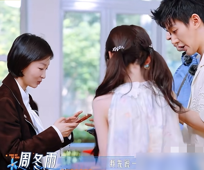 周冬雨加圈内好友，直接默认开仅聊天！
提前跟人说清楚，不是摆架子故意屏蔽，就是不想把私人生活放到朋友圈。
不止她一个，林一不发朋友圈只评论，王传君直接划清工作生活边界，圈内这么干的艺人真不少。
对明星来说，朋友圈几百个同行前辈，发啥都容易被过度解读，本来就是社交负担。
能主动划开工作生活边界