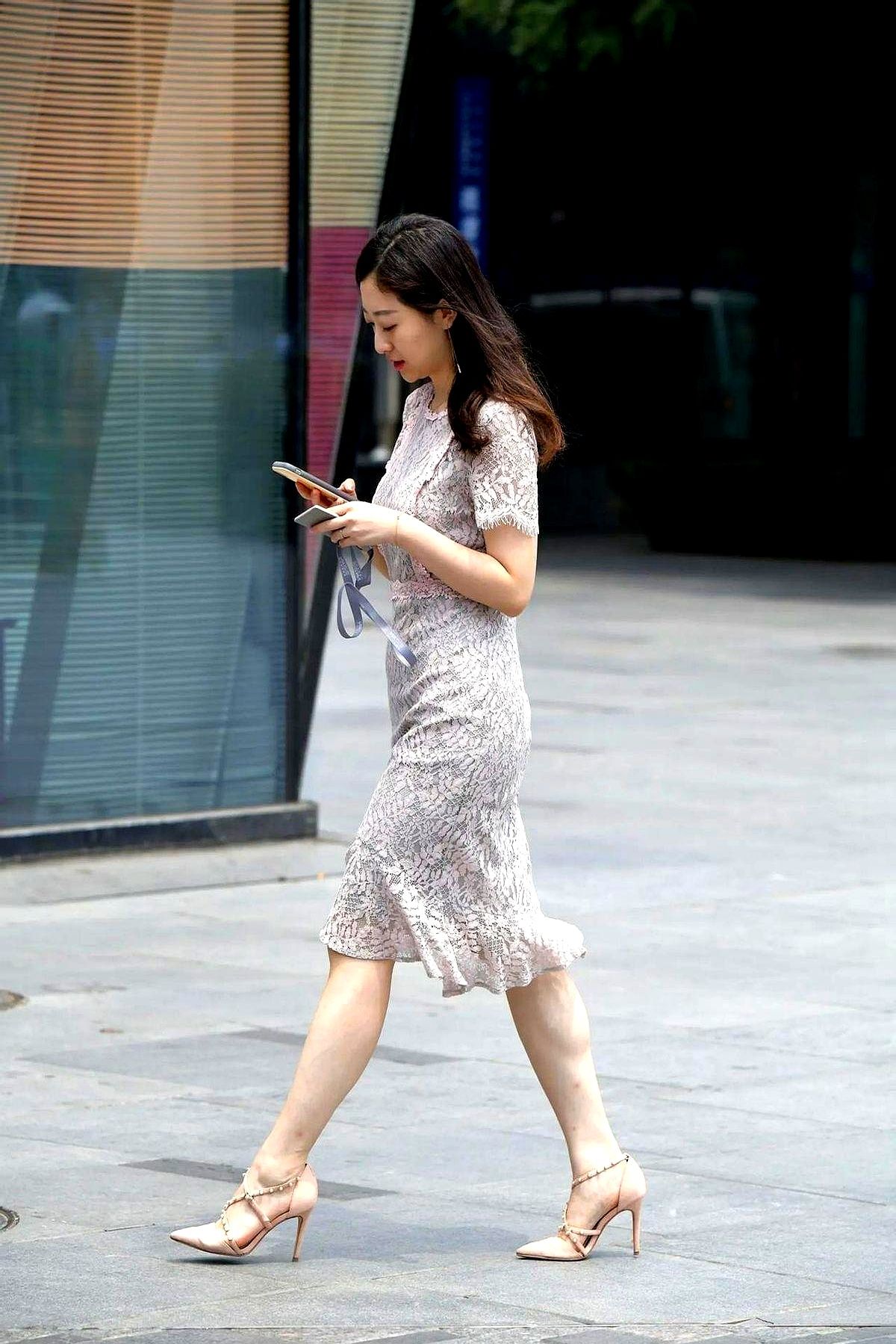 优雅的蕾丝裙小姐姐气质出行。  最近发现街拍镜头下的穿搭越来越有意思了...