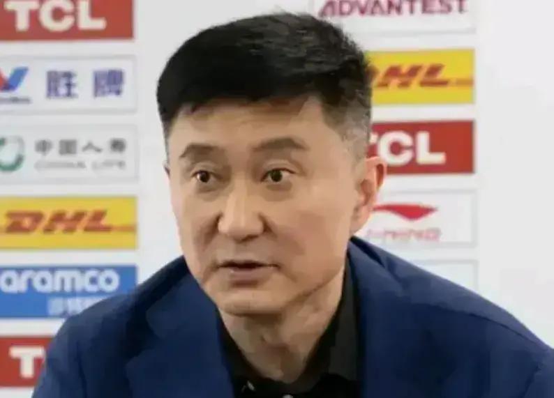 杜锋在赛后新闻发布会上说，广东队输球是因为打的太简单，球队只会在外线投...