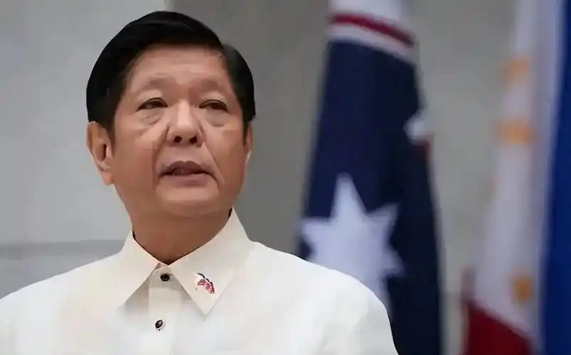 莎拉公开喊马科斯“下台”，马科斯扯上这么一句

9月11日，菲律宾副总统莎拉在法院外公开喊话，直言马科斯是国家的“麻烦”，当众要求其立刻辞职下台，还痛斥马科斯政府撒谎、滥权、腐败。
面对莎拉的公开逼宫，马科斯的回应略微让人不知所云。
他表示莎拉“非常愤怒”，自己成了她泄愤的“主要目标”，最后轻飘飘一