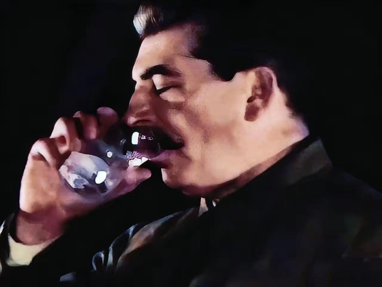 斯大林酒局：比战场更令人胆寒的酒局

在苏联的历史上，战场上的枪林弹雨固然可怕，但真正让高层精英们如履薄冰、胆战心惊的，是克里姆林宫深夜的宴会。

斯大林时期的私人宴请，被后世称为“比前线还要危险的地方”。在那些灯火通明的长桌旁，所有人都是待宰的羔羊。赴宴的官员们必须打起十二分精神， ​