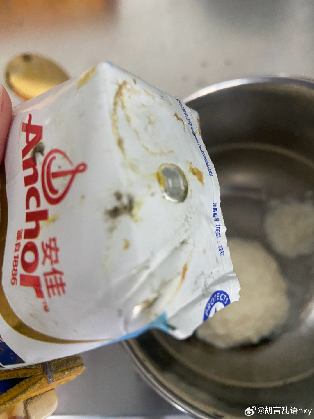 虽然你们都是高高在上的大人物大品牌，但作为一个普通消费者，在京东安佳自营旗舰店买到变质牛奶，且在饮用期间出现胃痛恶心等不适。那么，必须用法律维护自己的合法权益，我相信，食品安全不容漠视。
 12315调解不成功，不还有法院嘛。  ​