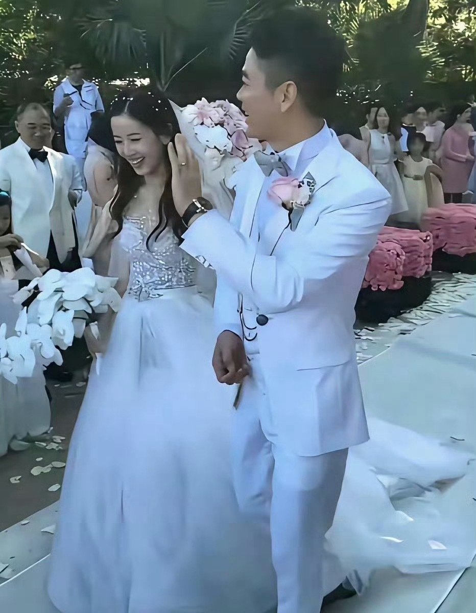 当年刘强东与章泽天大婚时的一幕，当时也是全网关注啊 ​
