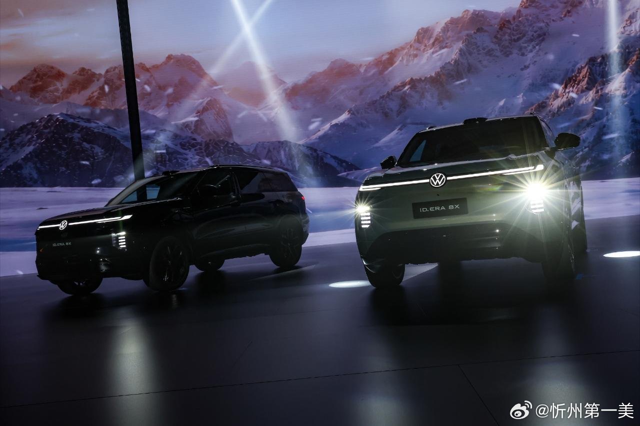 #李治廷的新搭子8X 20.68万起夯爆了#   ID. ERA 8X
看到20.68万元起这个价格公布的时候，我承认自己反复确认了两遍屏幕，还以为看错了小数点。😲 一台车长超5米、轴距近3米的中大型德系SUV，挂着大众的标，带着激光雷达和空气悬架，居然把限时起步价打到了20万出头——这事儿放在两年前， ​