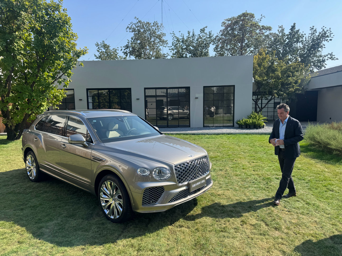 Kim 亲自带货
添越云境版Roque Bentayga 山峰的专属图腾
#李楠说道[超话]##李楠说道##大v聊车##宾利# ​
