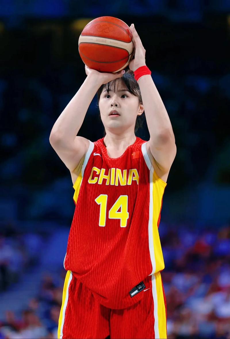 球迷起疑心，李月汝意外缺席世界杯，背后存在猫腻吗？
 
女篮世界杯大名单公布，内线大将李月汝无缘出征，消息一出，各种猜测扑面而来。不少球迷心中疑惑：是内部矛盾？是战术弃用？还是另有不为人知的猫腻？
 
根据中国篮球之队官方公告，李月汝缺席，核心原因是护照在美国邮寄途中意外遗失。结束WNBA的赛程之后