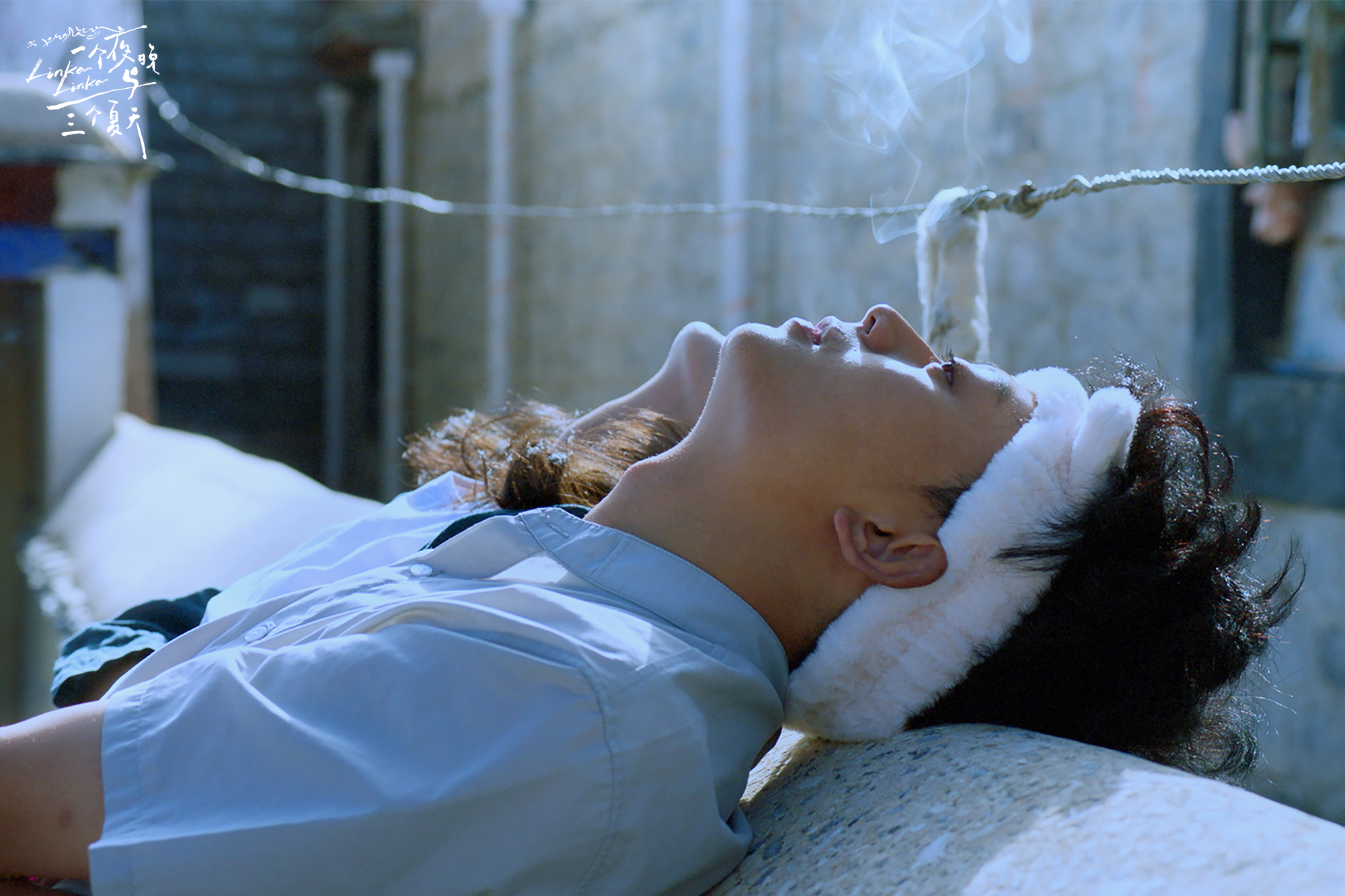 裴庄欣谈岗珍导演正在上映🎫的《一个夜晚与三个夏天》：

“…岗珍以‘中间身份’讲述故事：只有离开，才会重新认识。我在社交媒体上引用泰戈尔的大意是：敲开千家万户的门，才能找到心灵的故乡。”

“她竟有这个能量，做出这样宏大的人性叙事。她没有停留在风土、生活方式、雪山、圣山、圣湖，也不 ​