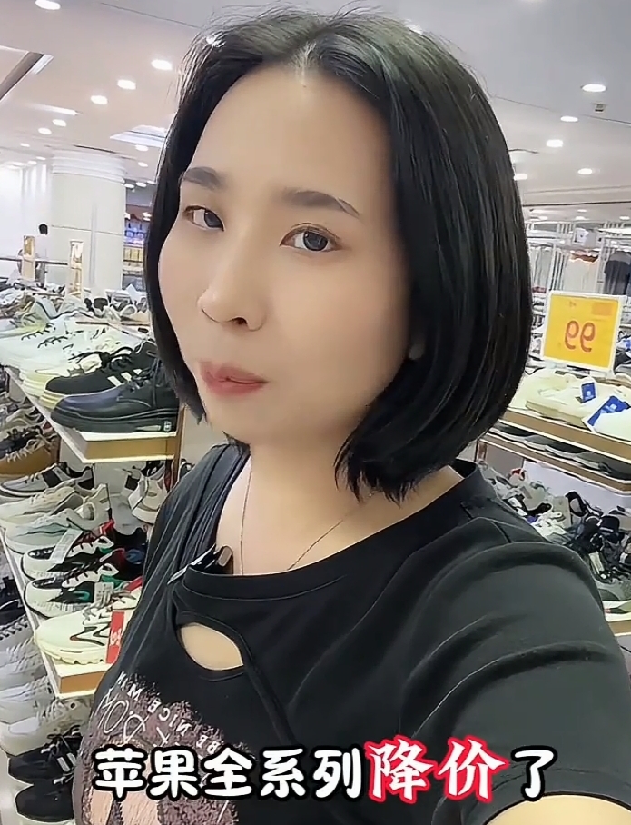 手机市场突然“入冬”，背后值得所有人深思

 有没有发现？各大品牌疯狂发新机、搞促销，可大家就是不愿意掏钱了。
 我身边不少人，有的旧手机换块电池接着用，有的明明预算充足也迟迟不下单，还有的看完发布会直接划走。并不是大家没钱，而是我们越来越清醒。
 现在很多新机都是“挤牙膏式”更新，变化不大，价格反