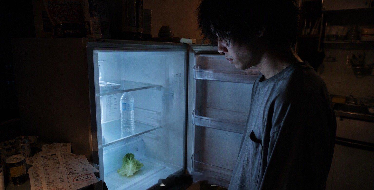 日本年轻人流行“取消吃饭”，听起来像是一种极致的效率管理，甚至带着点日剧里那种“断舍离”的酷劲。但扒开这层轻描淡写的包装纸，里面裹着的其实是物价飞涨和薪资停滞的双重暴击。

当五公斤大米突破4000日元，当一顿普通午餐成为打零工者的沉重负担，跳过正餐就不再是选择，而是一种被动的生存策略 ​