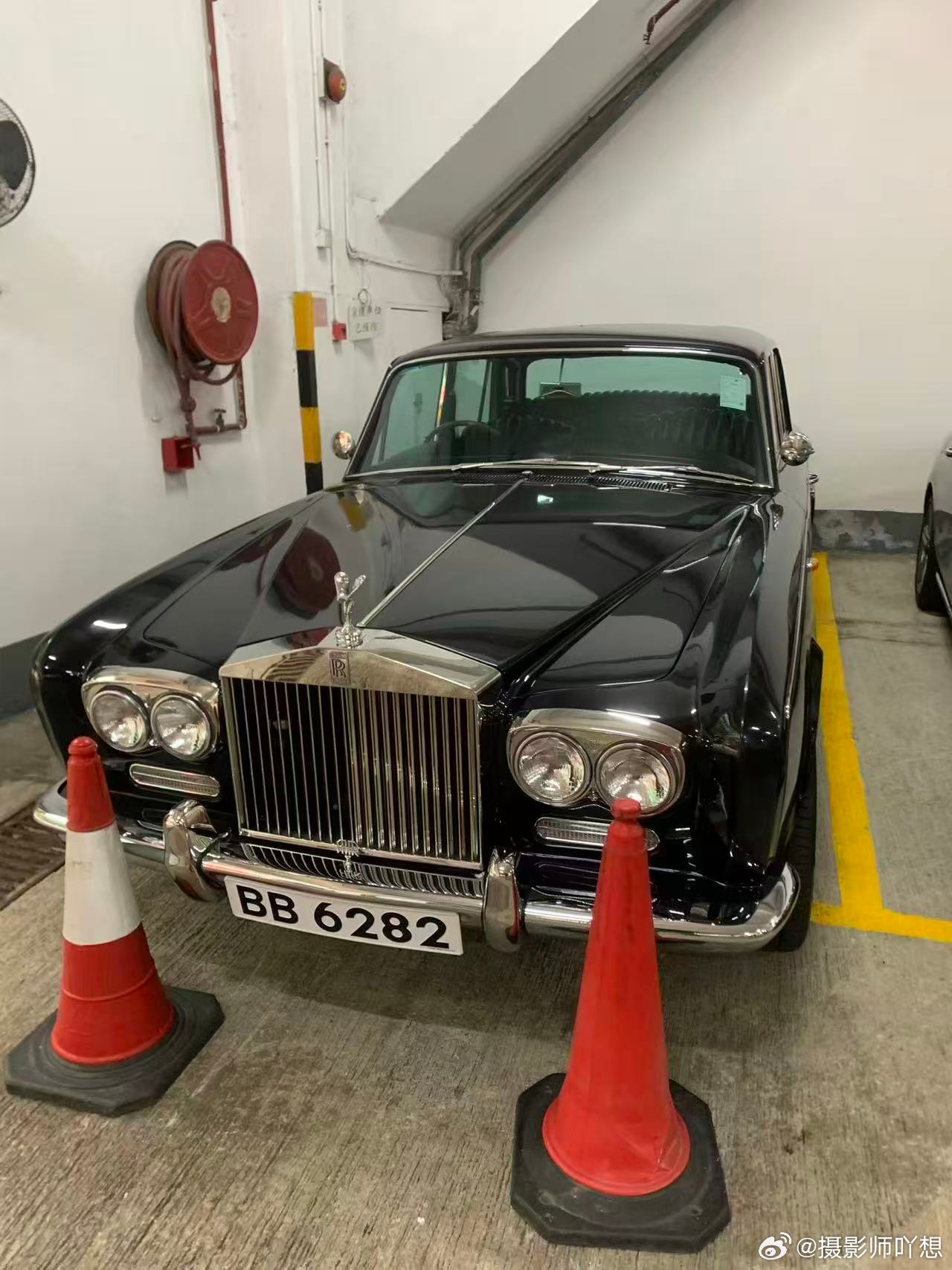 我朋友香港认识一个老板楼下就停着这个车，比我年纪还大啊
车型：Rolls-Royce Silver Shadow（银影）
生产年代：1965–1980
属于 1965–1976 年的 Silver Shadow 第一代。 

你记住这些特征：

* 劳斯莱斯经典的高耸方形镀铬水箱格栅
* 格栅顶部的 Spirit of Ecstasy（欢庆女神）
* 四门大型豪华轿车车 ​