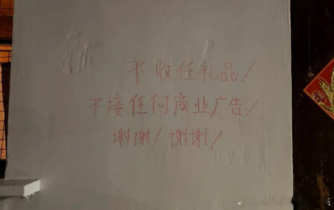 #葫芦爷爷走红销售额涨4倍店主发声#
浙江绍兴书圣故里75岁陈金敖爷爷，阳台藤蔓长出7个葫芦，酷似动画葫芦兄弟，意外全网爆火，大量游客、网红扎堆河边打卡直播，喧闹侵扰老人生活，老伴也因此头晕发病。
9月5日晚，爷爷连夜把7只葫芦全部摘下，他明确表示葫芦不卖，把葫芦视作自己的孩子，也拒绝礼品 ​