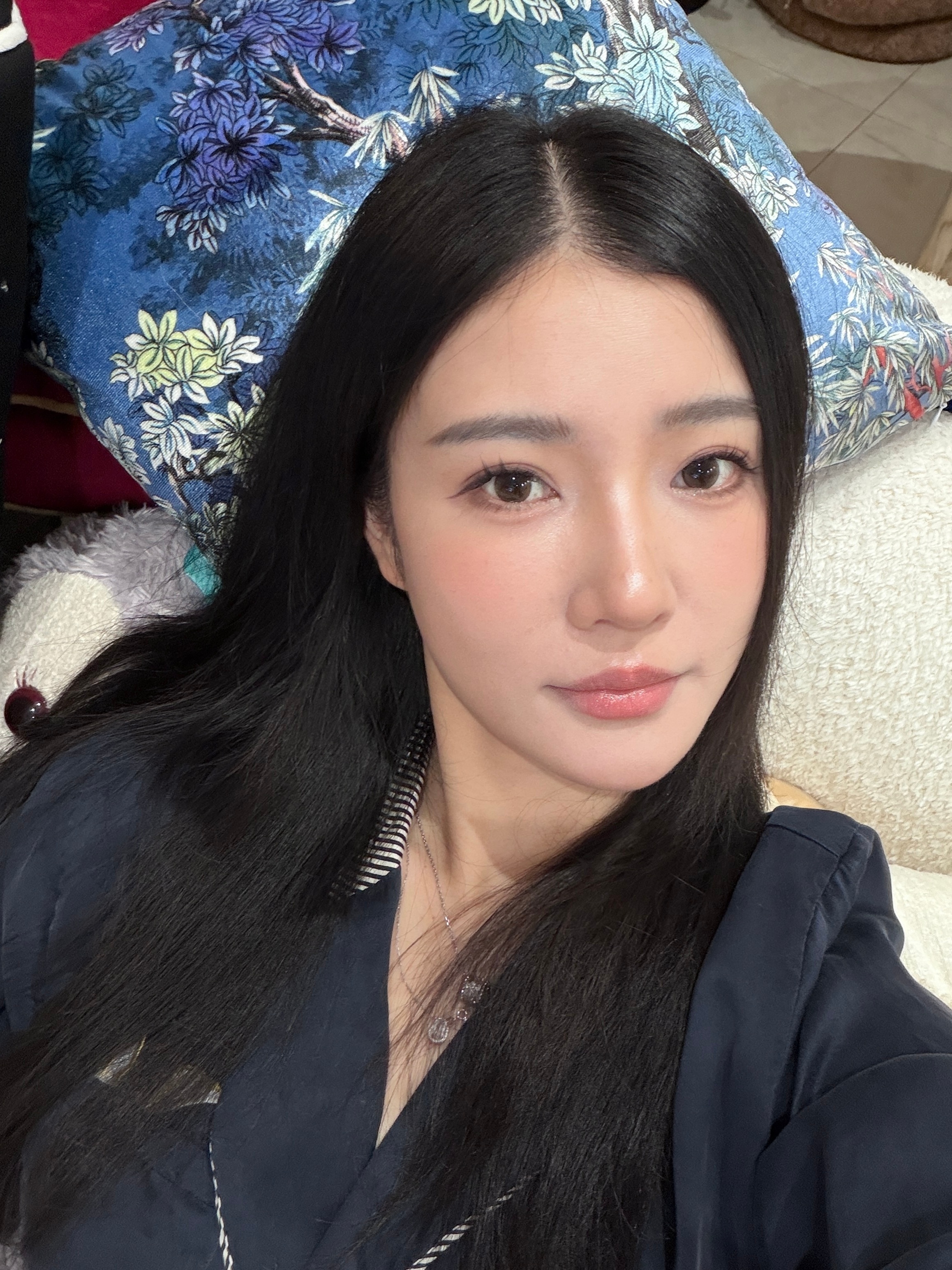 这次买的新💄也不错 淡淡的没啥存在感 ​​​