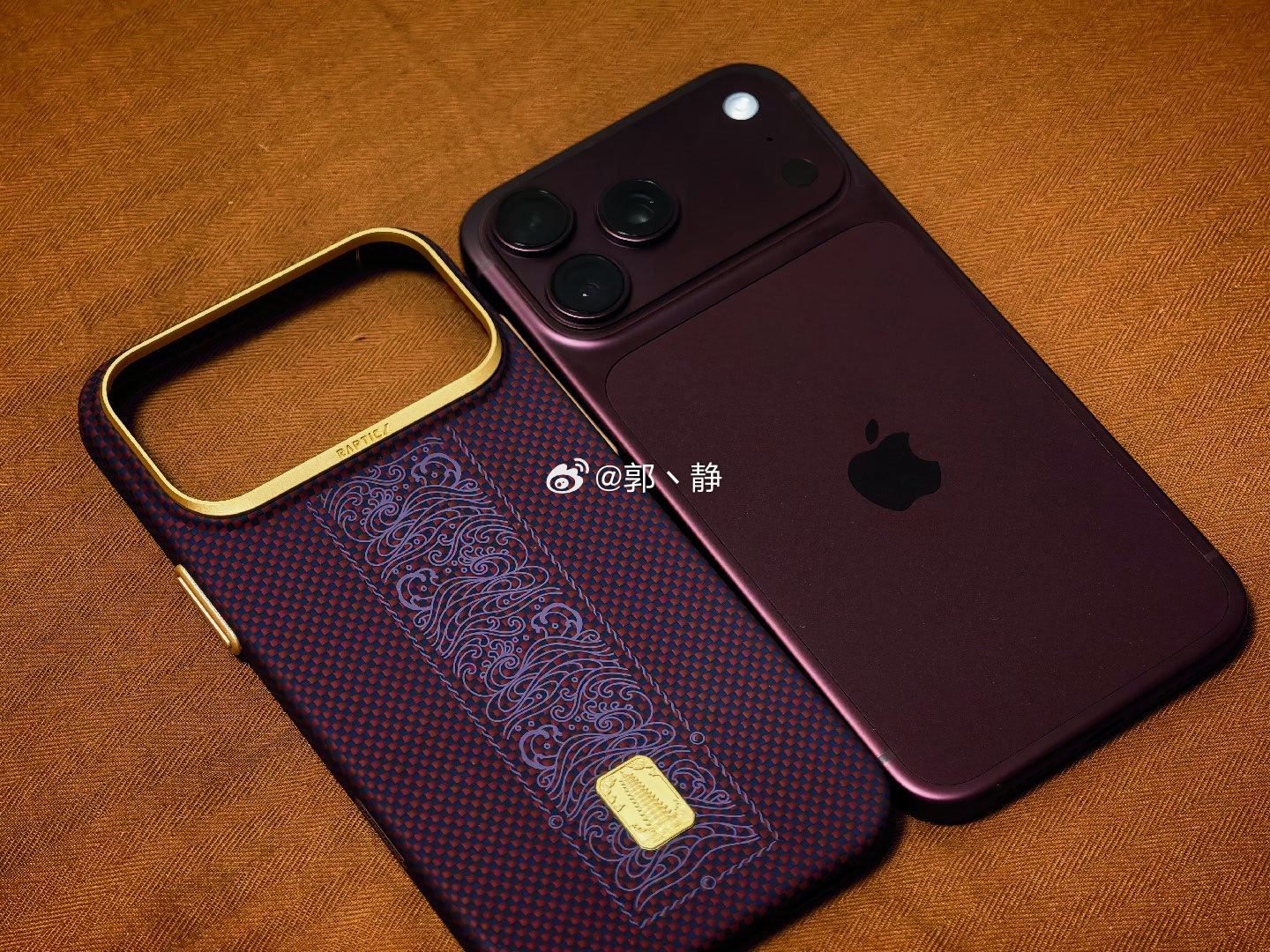 决色RAPTIC顺鸿运小金壳｜iPhone18 Pro Max上机！

芳纶编织背板，轻薄裸机手感，不易沾指纹。

标志性24K镀金微雕文昌塔，祥云海浪国风纹样，自带美好寓意。

加高镜头圈+强磁吸，防护、颜值、好彩头一步到位，高端手机壳首选。

#iphone18##手机壳# ​