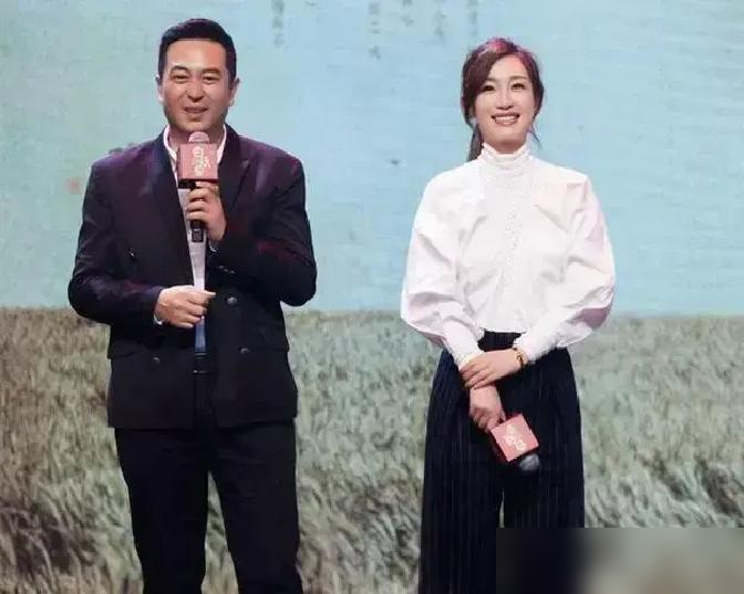 秦海璐放话：给多少钱都不跟张嘉益演戏！
其实这就是俩人拍《白鹿原》时的老友调侃。秦海璐产后没恢复就进组，张嘉益对表演要求极严，每场戏都要掏全副精力，累到秦海璐出不了戏。
媒体断章取义炒决裂，说俩人闹矛盾，根本不是这么回事。张嘉益听到这话，当场就哈哈大笑，压根没往心里去。
《白鹿原》之后俩人还合