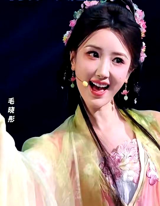 毛晓彤在美好奇妙夜跳舞的视频一出来，评论区直接炸开了锅，谁能想到这个笑起来甜美灵动的姑娘，居然已经38岁了。
 

满屏都是惊叹，水汪汪的大眼睛，配上利落轻盈的舞姿，哪有一点岁月的痕迹。
 

现在的娱乐圈到处都是千篇一律的白瘦幼，看多了难免审美疲劳。
 

偏偏她不是那种没长开的青涩，而是自带一种