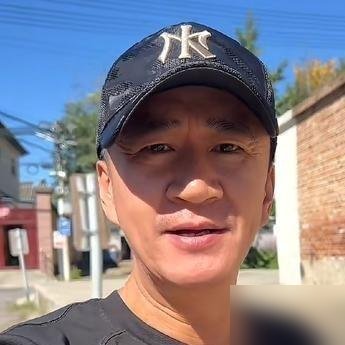 游本昌走了，李嘉明才敢把这段旧账翻出来。当年他爹病危，兜比脸干净，老头塞给他一万现金，撂下一句“不用还”。这事他捂了十几年，等人没了才说。
李嘉明这两年挺能折腾。拍短剧，4000万播放量，账一算倒亏。开白酒店，三个月关门，赔光几十万。给灾区捐款，两万，没含糊。现在又要拍《重返90年代》，四处化缘。