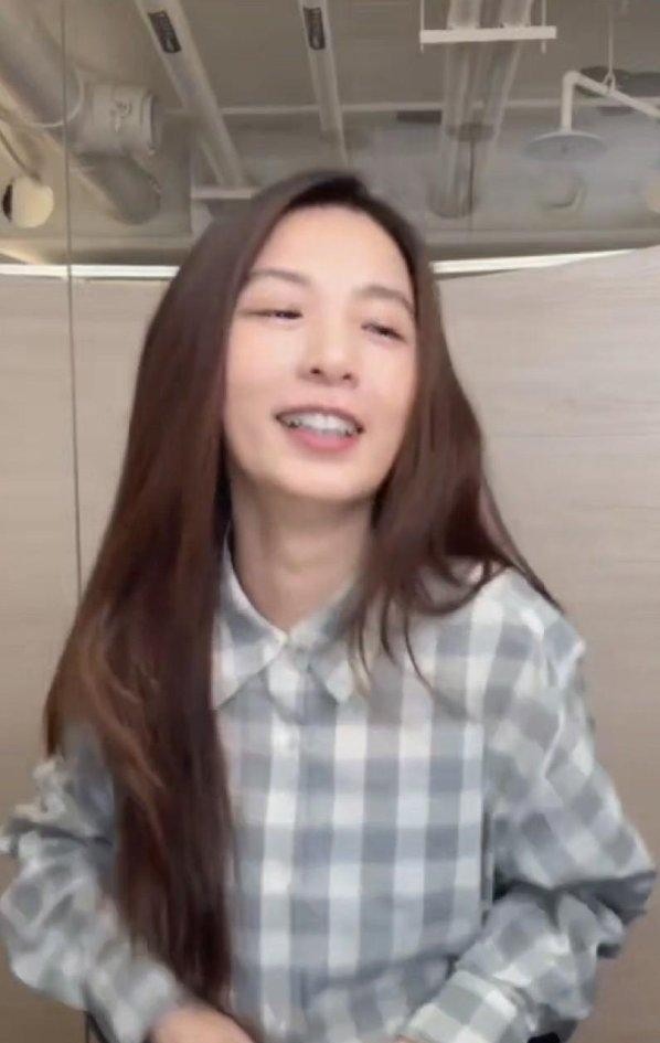 直播间里公然被起哄“把衣服解开”，换成一般女歌手估计当场就得黑脸。
田馥甄非但没翻白眼，反而盯着屏幕扑哧一乐，顺嘴就怼了回去：行啊，先刷个大火箭，我看看诚意。
几句话直接把下流挑衅变成了公开处刑，满屏全成了起哄看热闹的，原本尴尬的气氛瞬间被她控得死死的。
说实话，面对这种上不得台面的言语骚扰，