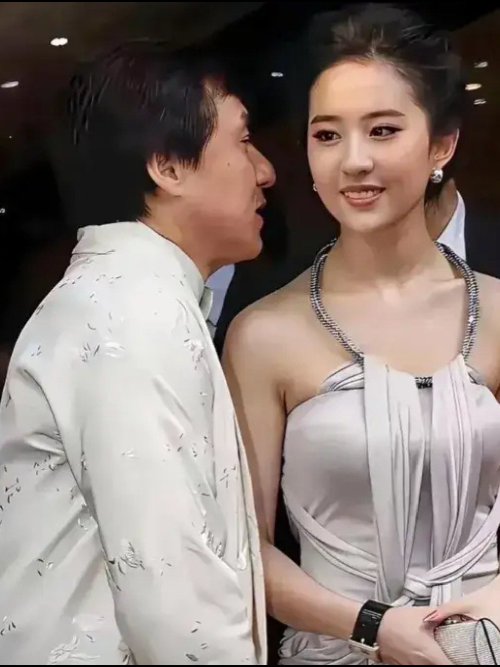 当时成龙当着所有人的面，把20岁的刘亦菲拉到自己腿上坐着，刘亦菲没躲，还笑着跟周围的人碰杯。
早年有一场公开晚宴，20岁的刘亦菲和成龙同场出席，现场一张合影被媒体拍下，引发不小的舆论争议，不少网友对此议论纷纷，一时间各种流言四起。

那段时间，刘亦菲刚在演艺圈崭露头角，却接连遭遇不少网络负面传闻。外