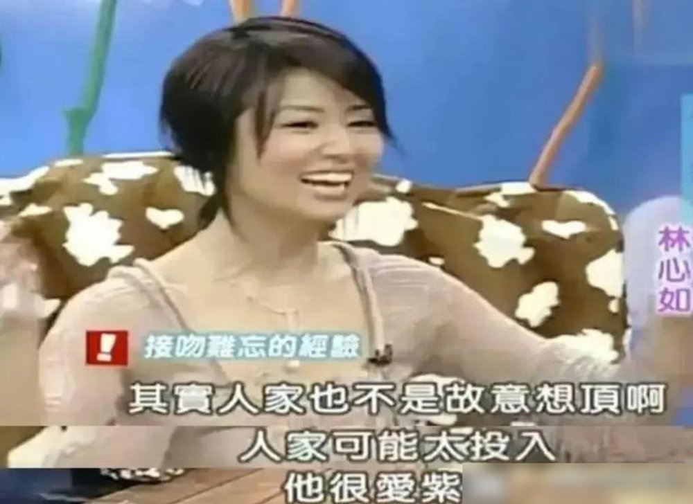 48岁林心如，终于不装了。
当年和周杰那场“舌吻”风波，闹了二十多年，她一直憋着不说。这回上节目，直接一句“那都是拍戏”，轻飘飘带过去了。不解释，不卖惨，也不撕。
你看她现在的日子，米兰街头和舒淇素颜自拍，75岁老妈同框，转头又领了世新大学杰出校友奖。新剧自己当制片，筹备三年，说开机就开机。于正