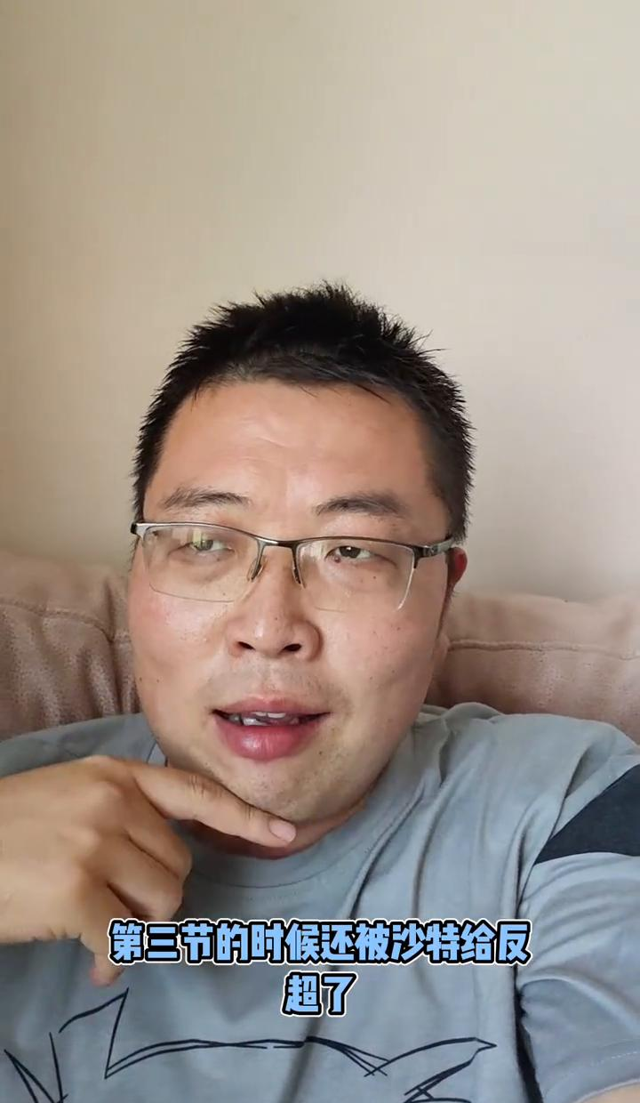 中国男篮在亚洲真没老本可吃了，打沙特赢9分差点被翻盘，下一场碰日本再不把防线扩出去就是找死！
9月16日名古屋亚运会1/4决赛，中国队87比78拿下沙特晋级四强，但过程远没有比分那么体面。上半场一度领先9分，第三节直接被沙特提速打懵，三节打完还落后1分，全场三分16投仅4中，命中率25%，而沙特扔进