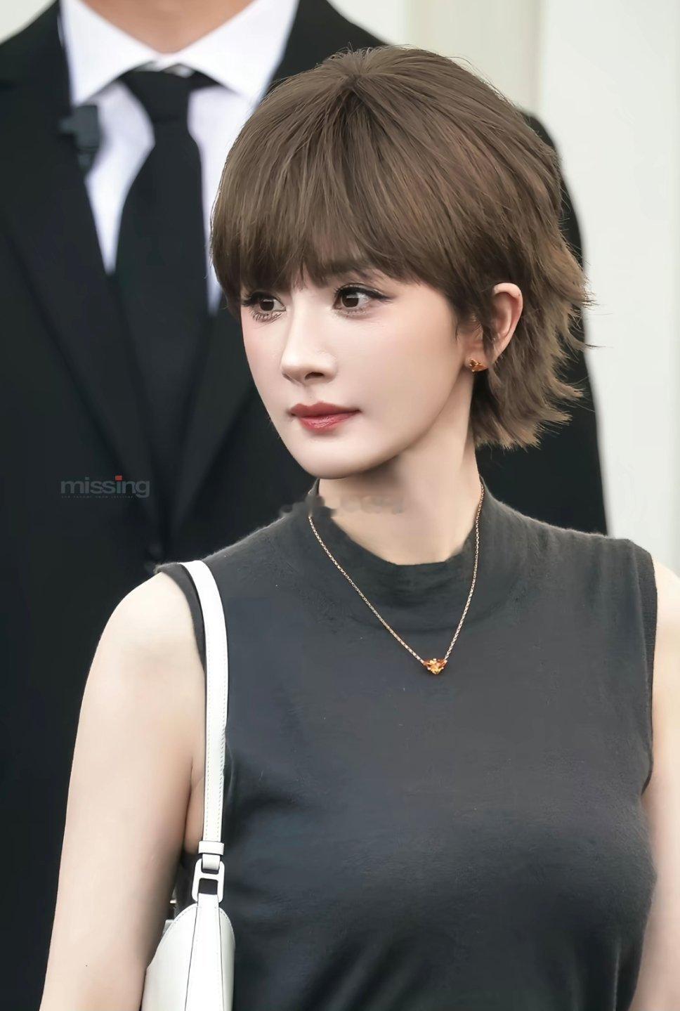 #杨幂短发 出圈#一直被长发大女主标签固化，这次米兰大胆挑战短发。

剪完直接解锁全新风格，骨相优势完全释放，生图随便截都好看，时尚表现力属实能打。 ​