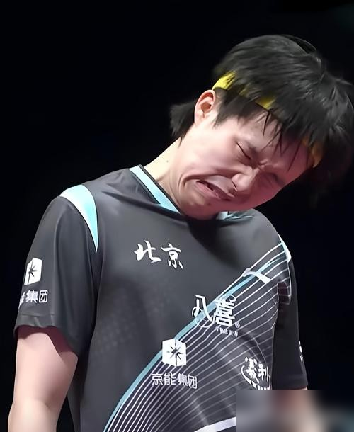 王楚钦在亚运会拿了三块银牌，男单被林诗栋0比4横扫。
赛后他说了句大实话：从世界杯、世锦赛开始，就找不到享受打球的感觉了。累，也不知道为什么这么累。
这话从一个世界第一嘴里说出来，比输球本身更让人心里一沉。巴黎奥运男单32强出局，中国大满贯再止步32强，法兰克福又输外战。他自己复盘：奥运会后一直
