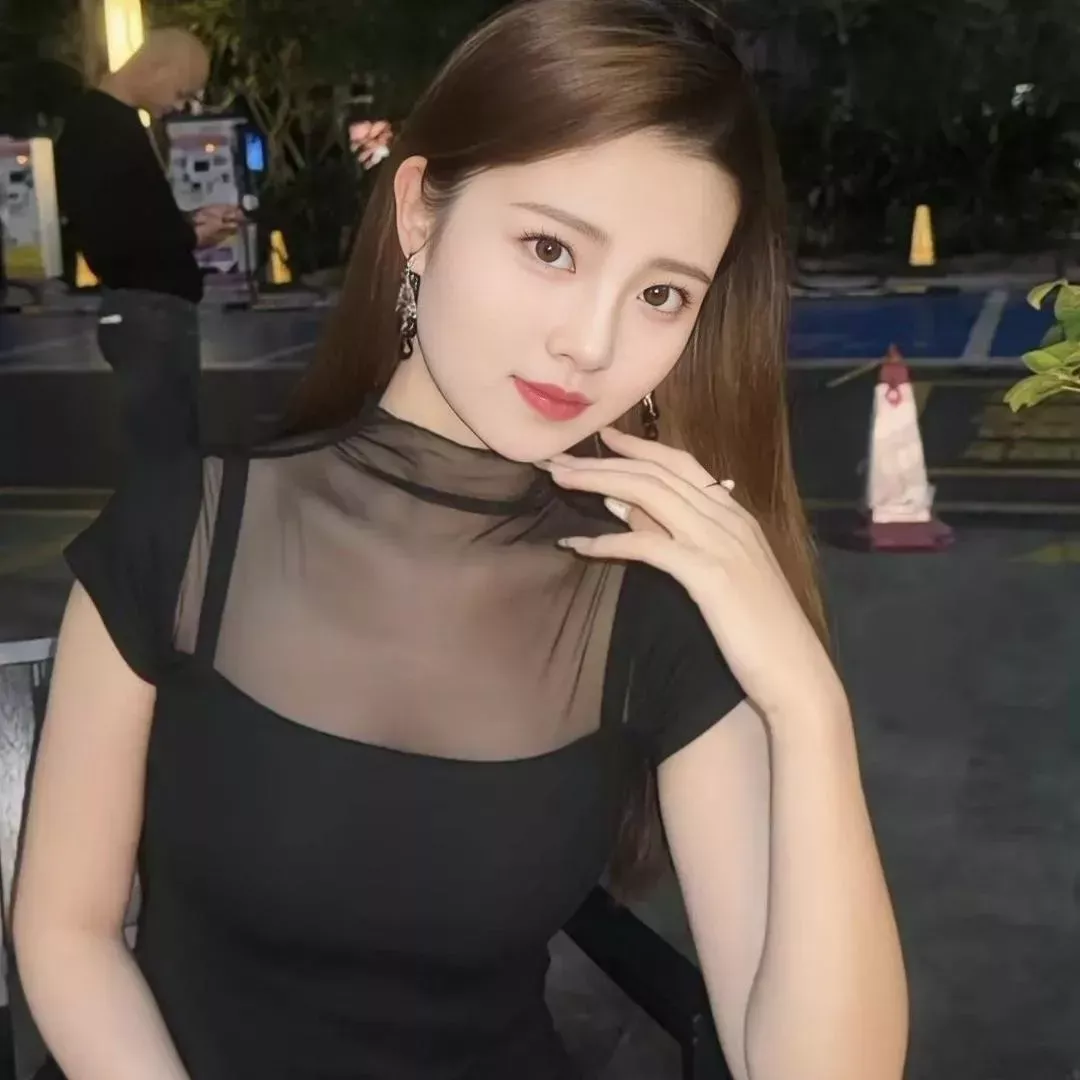 夜晚的迷人氛围，黑衣女郎的优雅姿态