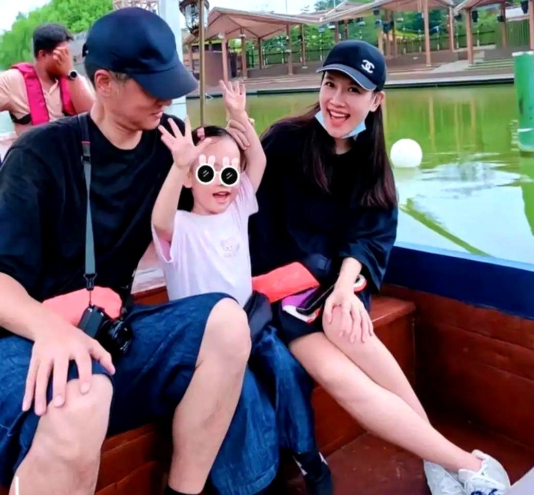当年拒了别人整整5次求婚，转身却给任重生了孩子，现在还打算拼二胎。

孙骁骁这波感情线走向，最后落点挺让人意外的。以前别人求婚5次她都不点头，最后却安安心心跟任重结了婚。

任重确实算不上传统意义上的大帅哥。但在娱乐圈这种名利场，他身上那种踏实感反而成了稀缺品。能让一个女明星彻底收心，心甘情愿为他生