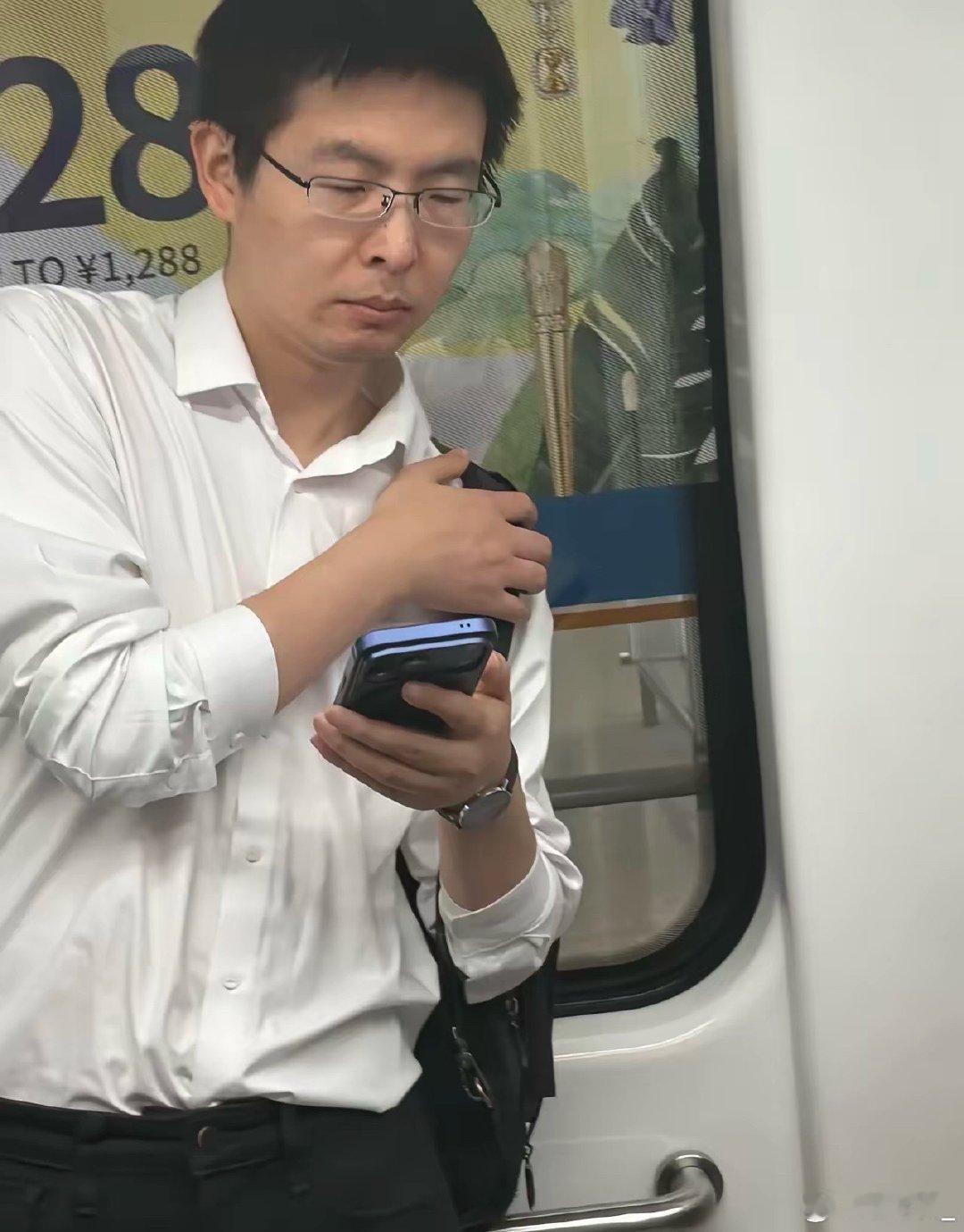 90年宇树科技总裁王兴兴，被人偶遇在北京机场坐摆渡车，白衬衫束于黑色裤装中，戴着眼镜，背着双肩包，看起来就像出差在外跑业务的人一样，一点都不像大公司老总！ ​