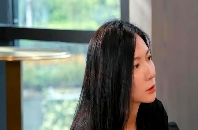 胡军把车死死卡在小区死胡同，李乃文跑腿急出一头汗，这俩老戏骨快疯了。

半夜刚收工，佟丽娅早上七点半雷打不动爬起来晨读。负责伺候她的胡军和李乃文顶着黑眼圈，面面相觑。

平时被人伺候惯了，这回上节目换他们当助理。胡军端茶倒水带错路，李乃文买个东西错漏百出。连化妆师都不请的佟丽娅，硬生生把这俩硬汉逼成