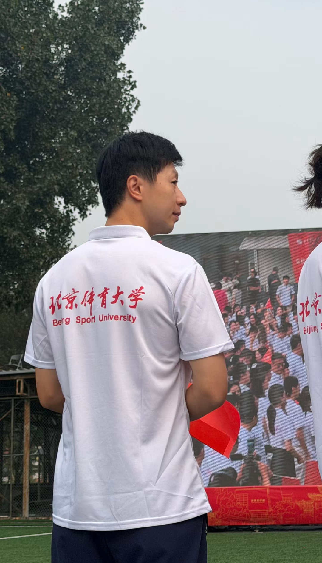 #博士新生马龙的开学典礼开场白#
博士新生马龙在北京体育大学开学典礼发言，一身白色文化衫儒雅挺拔，一路被要求合影，与同学们击掌互动，又帅又稳又谦和。 ​