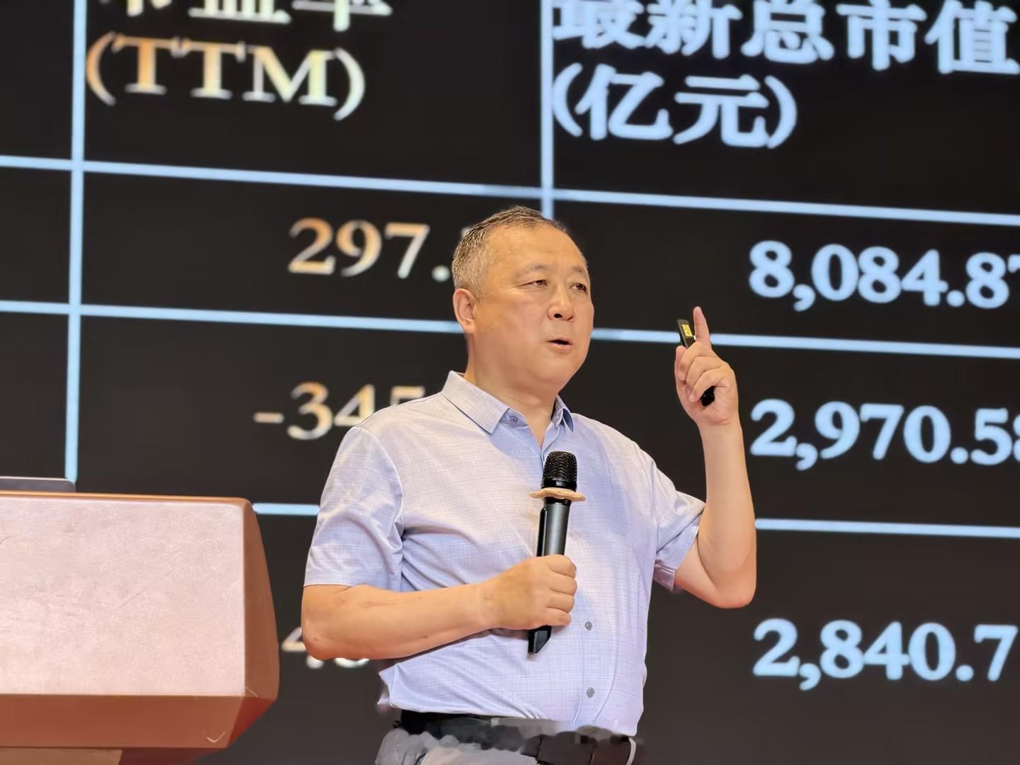 当宇树科技以1100元天价上市时，创始人王兴兴为何面无喜色？因为他深知千亿市值建立在他人非理性之上。这种时刻应犀利发问：30年如一日的收割剧本，为何总有人前赴后继？是因为看不懂'四毛买一块'的简单道理，还是无法抗拒泡沫的诱惑？评论区留下你的故事：你曾因追逐新股神话而付出过什么代价？又是什 ​