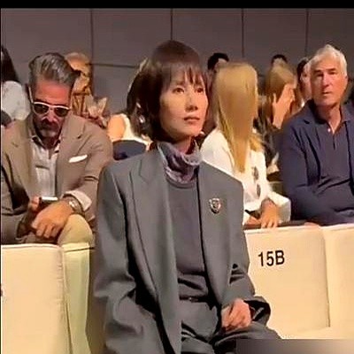 外网狂夸“东方赫本”，国内却有人嫌她暴瘦疲惫，47岁袁泉在米兰Armani秀场的生图，直接原相机往外发。

一身深灰大西装，宽肩阔腿，一点多余的肉都没有。旁边坐着莫文蔚和高叶，唯独她松弛得跟在自己家客厅一样。

有人盯着她的脸说疲惫，但她身板一挺，脖子一梗，眼里还是唐晶那股静气。秀后采访她没提美，也