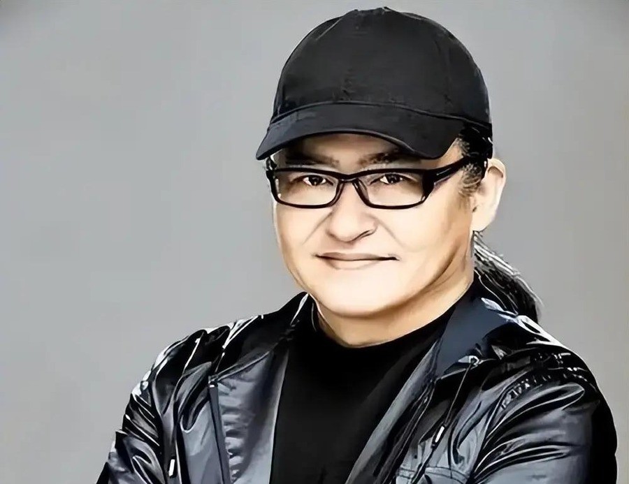 刘欢离世不到半月：妻子辟谣无人听，AI假妻假儿齐上阵，借悲情剧本狂卖货，逝者安宁谁来守？
一段AI合成的视频里，“刘欢妻子卢璐”哽咽着说出“今天坐在镜头前跟大伙说话，我的手还发颤……老刘他走了”，画面中引用了刘欢生前的表演片段。视频前半段沉浸在悲情叙事中，后半段画风骤转，这位“妻子”开始推荐一款名为