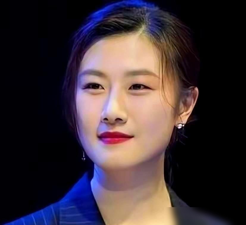 36岁还没结婚的丁宁，刚刚给一个13岁的孩子颁了奖。
名古屋亚运会闭幕那天，她坐在主席台，身份是亚奥理事会运动员委员会主席。接过MVP奖杯的于子迪，才13岁。
从奥运冠军到给下一代运动员铺路，丁宁这几年干的事，没一件跟催婚搭边。先农坛体校校长，石景山九大教育集团乒乓普及负责人，月底还要去WTT中