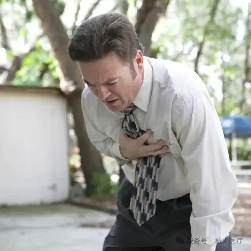 35岁男子酒后胸闷心慌，进急诊室后突发心脏