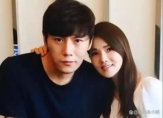秦昊被问及为何喜欢伊能静，稍作犹豫后坦言，初见时便觉得她长相动人 ​