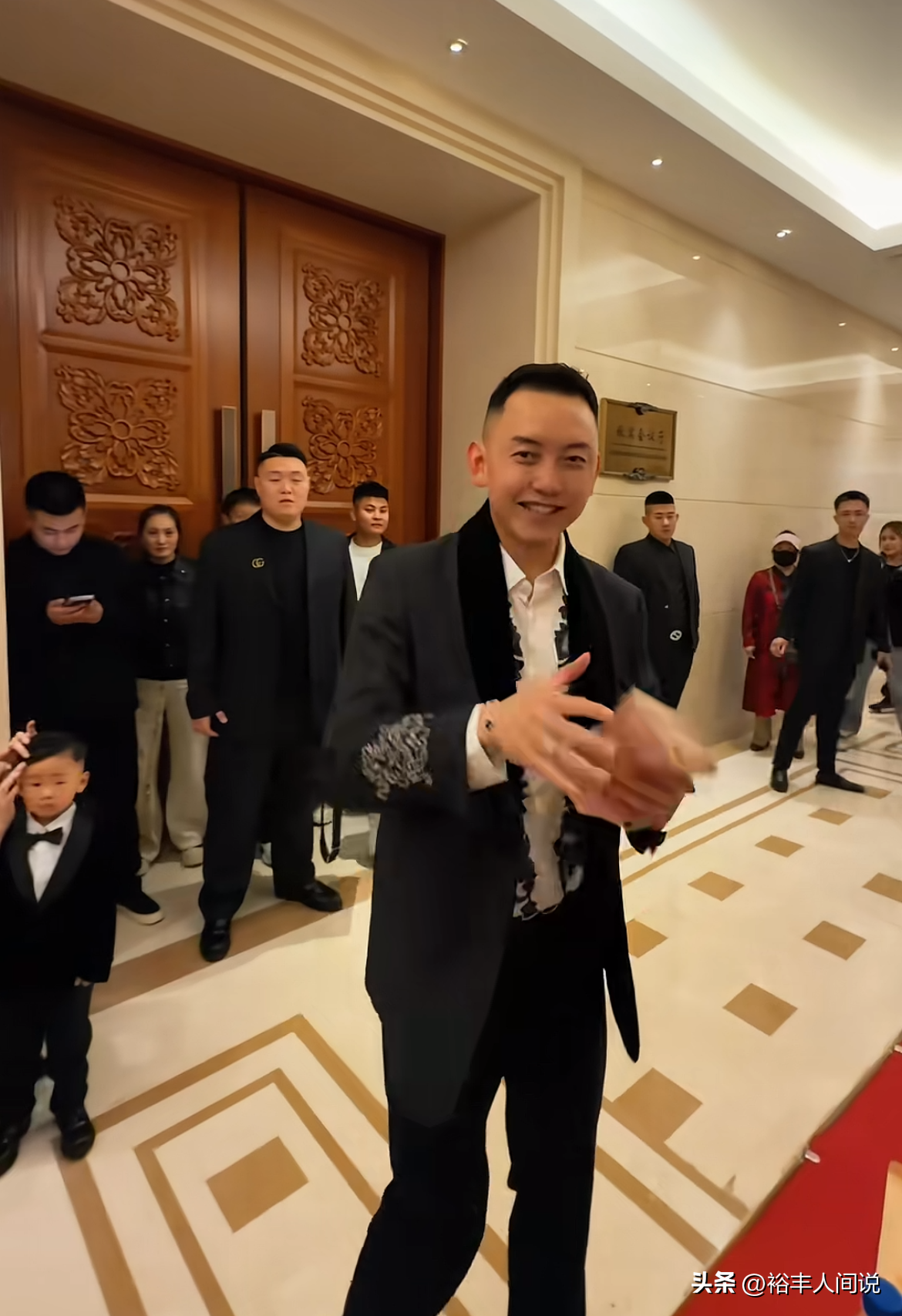 网红东北“貂王”王宇为老妈庆祝75岁大寿！场面隆重且豪横，地点则是国家5A级绿色