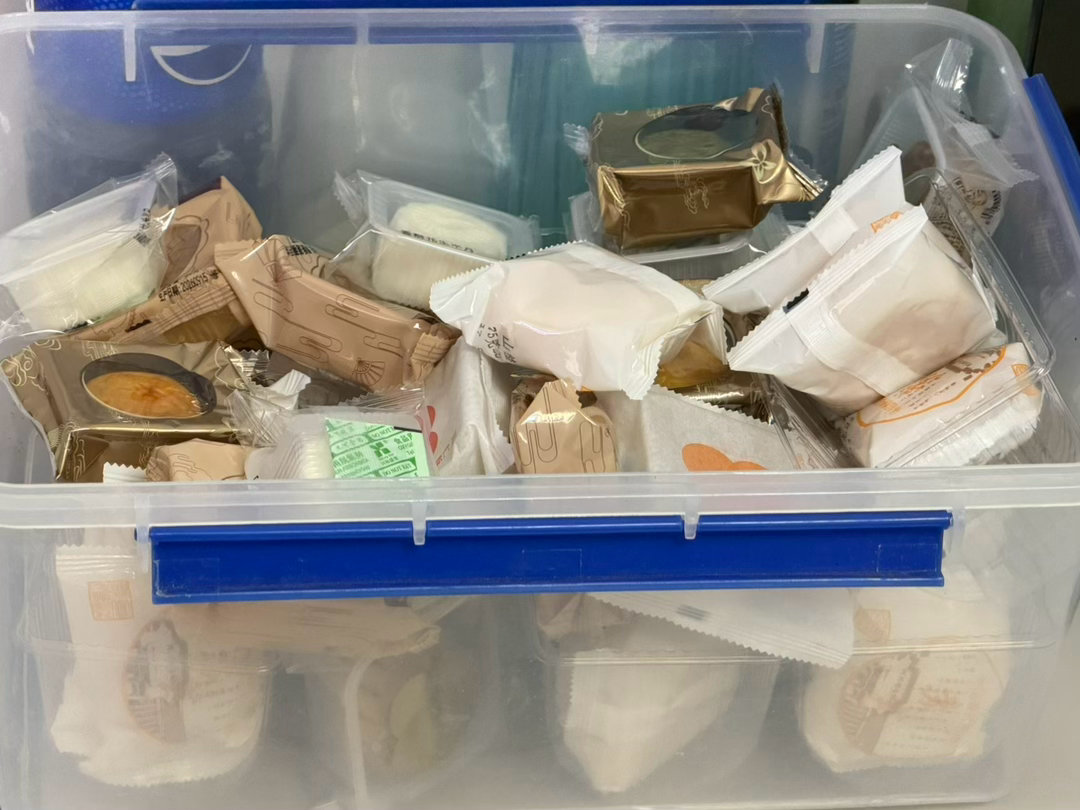 又开始了中秋之后漫长的消灭月饼计划，以以往放礼盒里最后结局全是忘记吃到过期的经验，这次全部拆了放一起摆在电视柜上，最近应该去爬山，这玩意放徒步补给可太合适了，小小一个就能提供大大的热量，兜里揣俩可能一天补给都够了。 ​