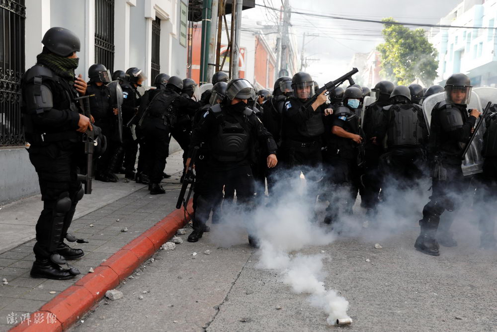 危地馬拉民眾示威 與警方發生沖突-圖4