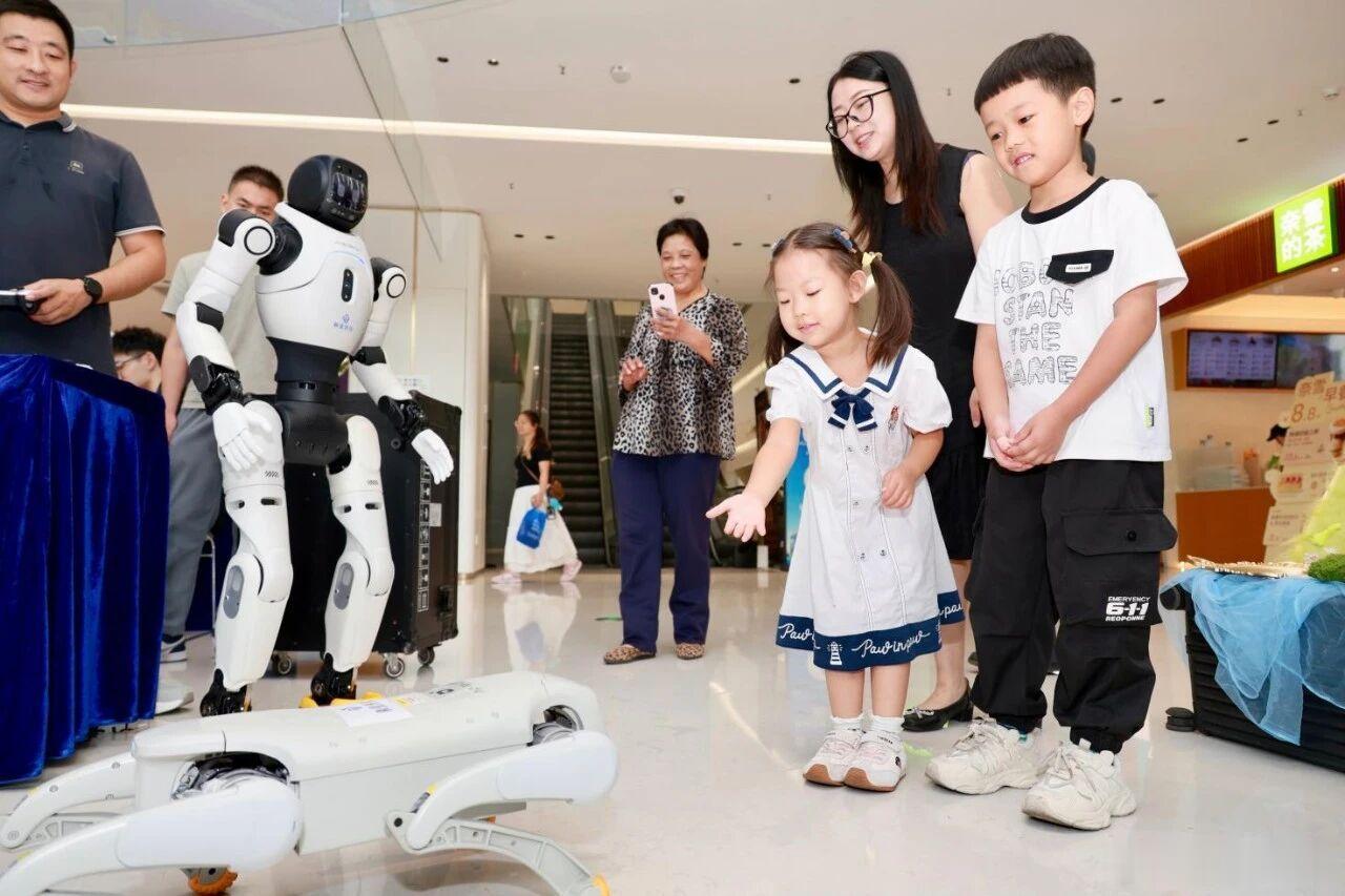 #江汉新闻#【以“1站3队”织密科普网络，2026年江汉区全国科普月主场活动启幕
】9月15日，2026年江汉区全国科普月主场活动在武汉中心书城举办。轻快的电子音乐响起，人形机器人与机器狗踏着节拍登台，舞动身躯、挥舞手臂，带来精彩的开场科技展演，拉开本次活动序幕。 ​