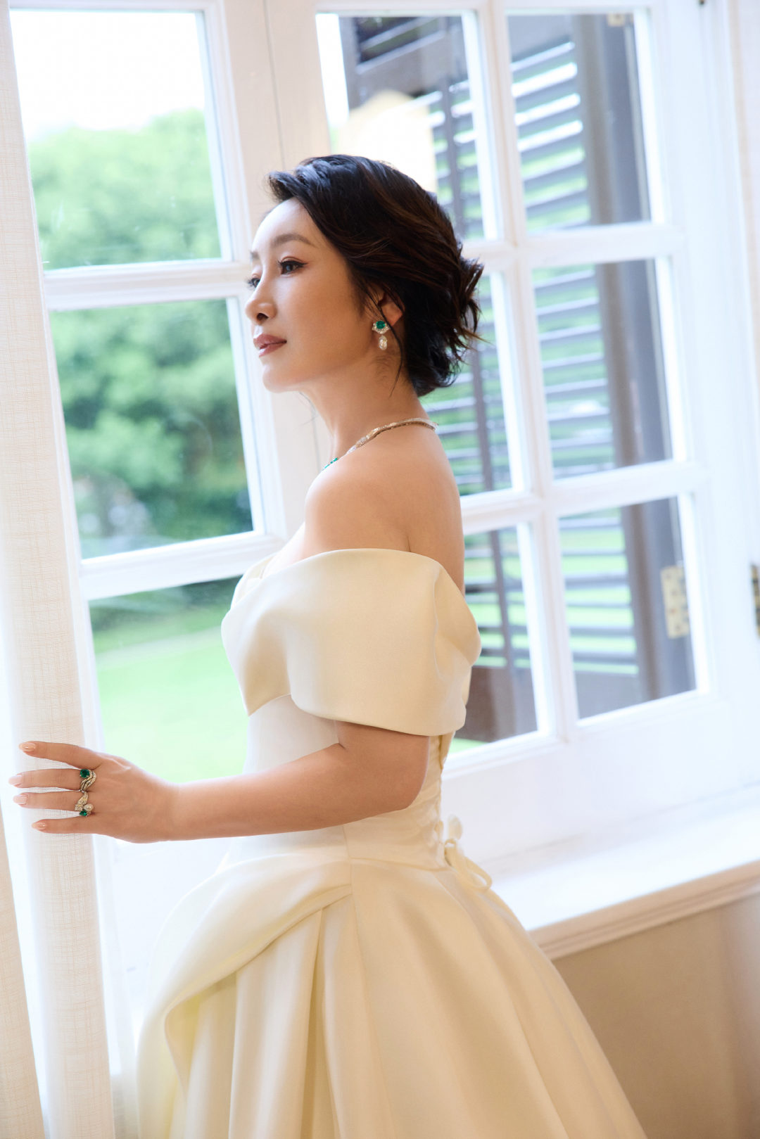 #秦海璐[超话]# 一袭白色一字肩礼服勾勒优雅曼妙。光影绰绰，珠翠流波，沉浸闪耀时刻。 ​