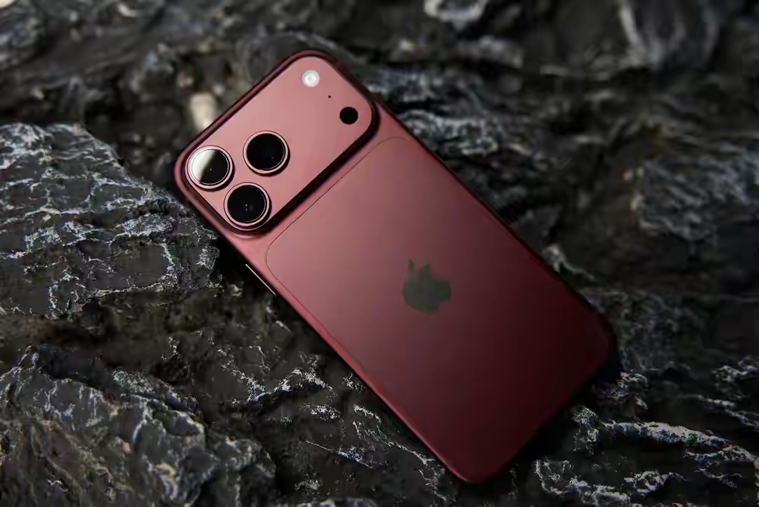 行情彻底反转！iPhone18 Pro首发遇冷，黄牛集体拒收标准版

9月18日，iPhone 18 Pro系列正式在国内开售。虎嗅记者走访全国多地苹果直营店后发现，今年的二手市场行情发生了翻天覆地的变化。往年新机首发，黄牛几乎是来者不拒，所有版本通通照单全收；但这一次，绝大多数黄牛直接拒收普通版i