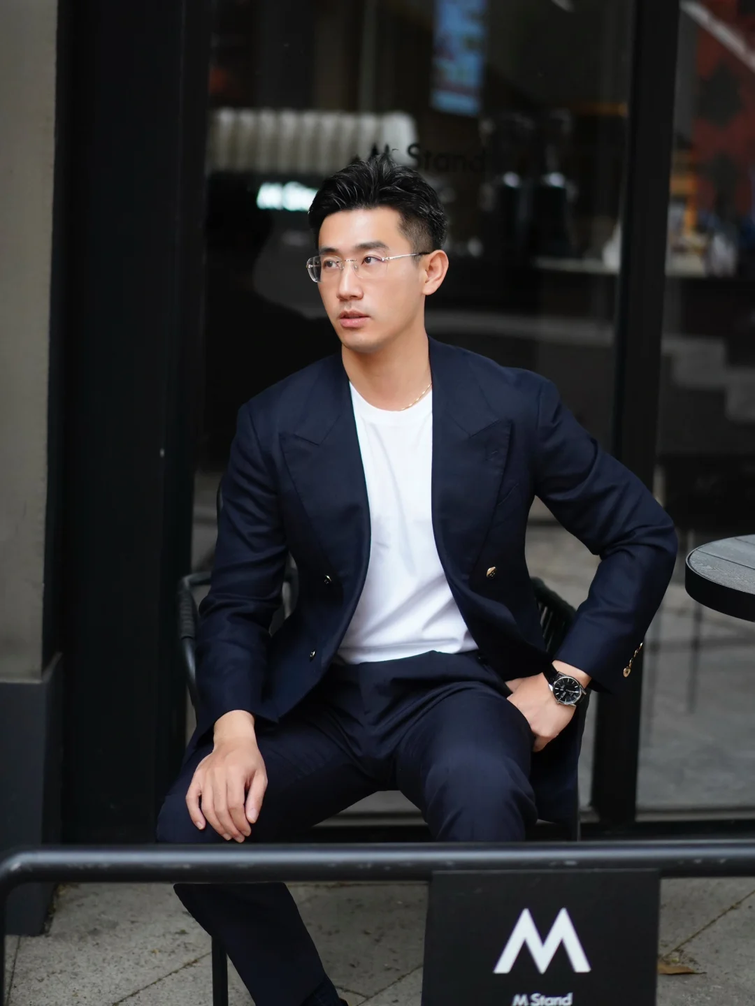 商务男白T内搭的秘密